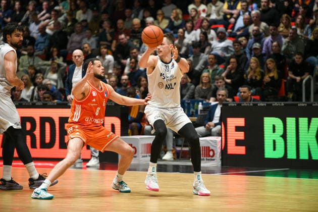 easyCredit Basketball Bundesliga, 21. Spieltag, Niners Chemnitz -MLP Academics Heidelberg 18.02.2026 ab 20.00 Uhr Chemnitz, Chemnitz Arena Im Foto: Jordan Schakel(8), Ryan Mikesell(33) easyCredit Basketball Bundesliga, 21. Spieltag, Niners Chemnitz -MLP Academics Heidelberg Leipzig Sachsen Deutschland Copyright: xEHLxMedia MichelxKöhlerx 20261802-Niners-Heidelberg_070