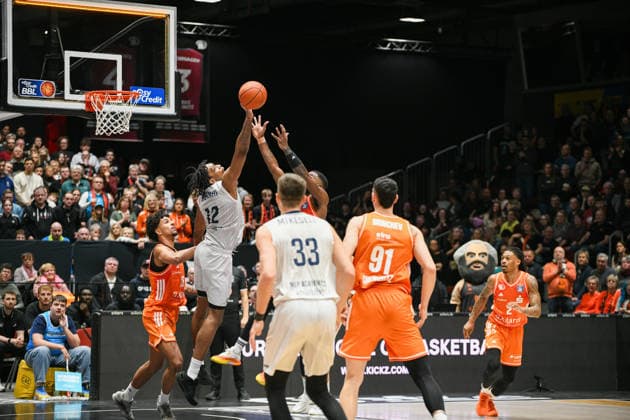 easyCredit Basketball Bundesliga, 21. Spieltag, Niners Chemnitz -MLP Academics Heidelberg 18.02.2026 ab 20.00 Uhr Chemnitz, Chemnitz Arena Im Foto:Roman Bedime(35), Oson Osunniyi(12), Ryan Mikesell(33), Yordan Minchev(91) easyCredit Basketball Bundesliga, 21. Spieltag, Niners Chemnitz -MLP Academics Heidelberg Leipzig Sachsen Deutschland Copyright: xEHLxMedia MichelxKöhlerx 20261802-Niners-Heidelberg_086