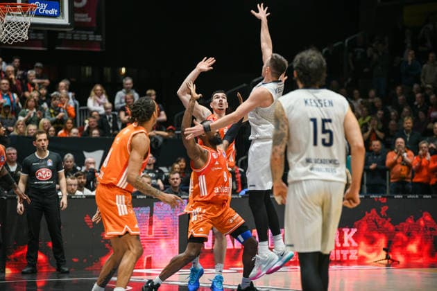 easyCredit Basketball Bundesliga, 21. Spieltag, Niners Chemnitz -MLP Academics Heidelberg 18.02.2026 ab 20.00 Uhr Chemnitz, Chemnitz Arena Im Foto:John Newman III(9), im block gegen Ryan Mikesell(33) easyCredit Basketball Bundesliga, 21. Spieltag, Niners Chemnitz -MLP Academics Heidelberg Leipzig Sachsen Deutschland Copyright: xEHLxMedia MichelxKöhlerx 20261802-Niners-Heidelberg_090