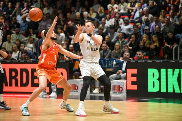 easyCredit Basketball Bundesliga, 21. Spieltag, Niners Chemnitz -MLP Academics Heidelberg 18.02.2026 ab 20.00 Uhr Chemnitz, Chemnitz Arena Im Foto: Jordan Schakal(8), Ryan Mikesell(33) easyCredit Basketball Bundesliga, 21. Spieltag, Niners Chemnitz -MLP Academics Heidelberg Leipzig Sachsen Deutschland Copyright: xEHLxMedia MichelxKöhlerx 20261802-Niners-Heidelberg_071