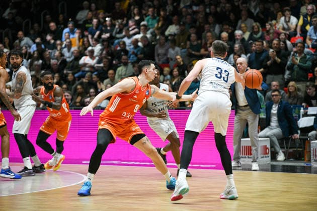easyCredit Basketball Bundesliga, 21. Spieltag, Niners Chemnitz -MLP Academics Heidelberg 18.02.2026 ab 20.00 Uhr Chemnitz, Chemnitz Arena Im Foto: Yordan Minchev(91), Ryan Mikesell(33) easyCredit Basketball Bundesliga, 21. Spieltag, Niners Chemnitz -MLP Academics Heidelberg Leipzig Sachsen Deutschland Copyright: xEHLxMedia MichelxKöhlerx 20261802-Niners-Heidelberg_103