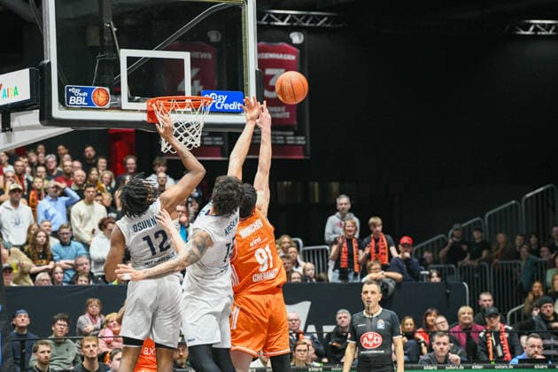 easyCredit Basketball Bundesliga, 21. Spieltag, Niners Chemnitz -MLP Academics Heidelberg 18.02.2026 ab 20.00 Uhr Chemnitz, Chemnitz Arena Im Foto: Oson Osunniyi(12), Yordan Minchev(91) easyCredit Basketball Bundesliga, 21. Spieltag, Niners Chemnitz -MLP Academics Heidelberg Leipzig Sachsen Deutschland Copyright: xEHLxMedia MichelxKöhlerx 20261802-Niners-Heidelberg_108