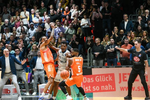 easyCredit Basketball Bundesliga, 21. Spieltag, Niners Chemnitz -MLP Academics Heidelberg 18.02.2026 ab 20.00 Uhr Chemnitz, Chemnitz Arena Im Foto:Kevin Yebo(0), Cory Davis(5) easyCredit Basketball Bundesliga, 21. Spieltag, Niners Chemnitz -MLP Academics Heidelberg Leipzig Sachsen Deutschland Copyright: xEHLxMedia MichelxKöhlerx 20261802-Niners-Heidelberg_113