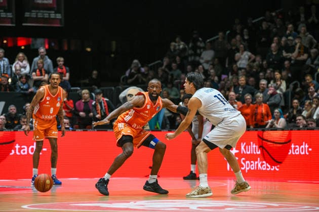 easyCredit Basketball Bundesliga, 21. Spieltag, Niners Chemnitz -MLP Academics Heidelberg 18.02.2026 ab 20.00 Uhr Chemnitz, Chemnitz Arena Im Foto: Kevin Yebo(0), John Newman III(9), Erol Ersek(11) easyCredit Basketball Bundesliga, 21. Spieltag, Niners Chemnitz -MLP Academics Heidelberg Leipzig Sachsen Deutschland Copyright: xEHLxMedia MichelxKöhlerx 20261802-Niners-Heidelberg_126