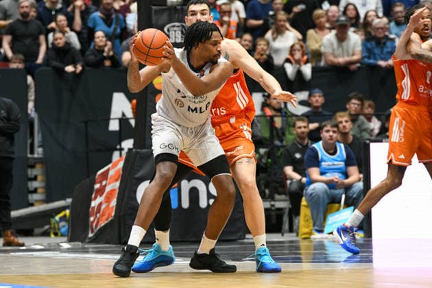 easyCredit Basketball Bundesliga, 21. Spieltag, Niners Chemnitz -MLP Academics Heidelberg 18.02.2026 ab 20.00 Uhr Chemnitz, Chemnitz Arena Im Foto: Oson Osunniyi(12) easyCredit Basketball Bundesliga, 21. Spieltag, Niners Chemnitz -MLP Academics Heidelberg Leipzig Sachsen Deutschland Copyright: xEHLxMedia MichelxKöhlerx 20261802-Niners-Heidelberg_129