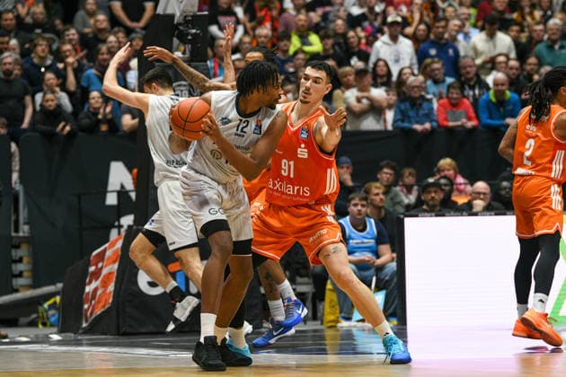 easyCredit Basketball Bundesliga, 21. Spieltag, Niners Chemnitz -MLP Academics Heidelberg 18.02.2026 ab 20.00 Uhr Chemnitz, Chemnitz Arena Im Foto: Oson Osunniyi(12), Yordan Minchev(91) easyCredit Basketball Bundesliga, 21. Spieltag, Niners Chemnitz -MLP Academics Heidelberg Leipzig Sachsen Deutschland Copyright: xEHLxMedia MichelxKöhlerx 20261802-Niners-Heidelberg_130