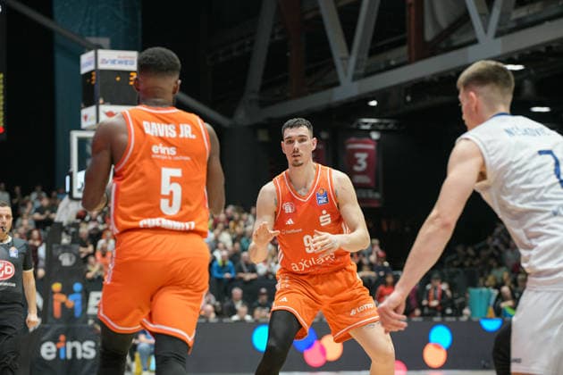 easyCredit Basketball Bundesliga, 21. Spieltag, Niners Chemnitz -MLP Academics Heidelberg 18.02.2026 ab 20.00 Uhr Chemnitz, Chemnitz Arena Im Foto:Cory Davis(5), Yordan Minchev(91) easyCredit Basketball Bundesliga, 21. Spieltag, Niners Chemnitz -MLP Academics Heidelberg Leipzig Sachsen Deutschland Copyright: xEHLxMedia MichelxKöhlerx 20261802-Niners-Heidelberg_144