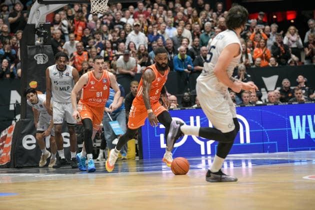 easyCredit Basketball Bundesliga, 21. Spieltag, Niners Chemnitz -MLP Academics Heidelberg 18.02.2026 ab 20.00 Uhr Chemnitz, Chemnitz Arena Im Foto: Cory Davis(5), Yordan Minchev(91) easyCredit Basketball Bundesliga, 21. Spieltag, Niners Chemnitz -MLP Academics Heidelberg Leipzig Sachsen Deutschland Copyright: xEHLxMedia MichelxKöhlerx 20261802-Niners-Heidelberg_150