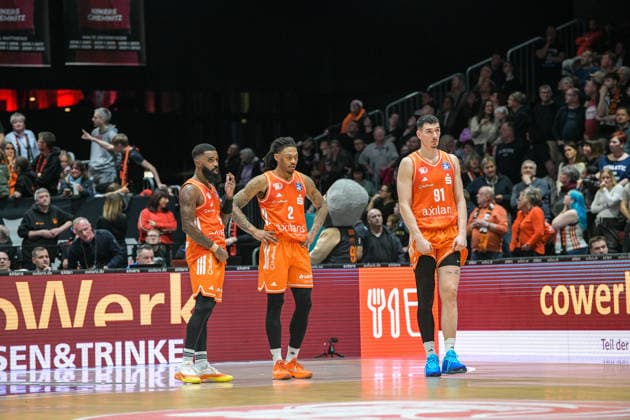 easyCredit Basketball Bundesliga, 21. Spieltag, Niners Chemnitz -MLP Academics Heidelberg 18.02.2026 ab 20.00 Uhr Chemnitz, Chemnitz Arena Im Foto:Cory Davis(5, Nike Sibande(2), Yordan Minchev(91) easyCredit Basketball Bundesliga, 21. Spieltag, Niners Chemnitz -MLP Academics Heidelberg Leipzig Sachsen Deutschland Copyright: xEHLxMedia MichelxKöhlerx 20261802-Niners-Heidelberg_151