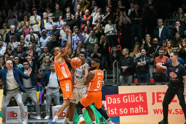 easyCredit Basketball Bundesliga, 21. Spieltag, Niners Chemnitz -MLP Academics Heidelberg 18.02.2026 ab 20.00 Uhr Chemnitz, Chemnitz Arena Im Foto:Kevin Yebo(0),Cory Davis(5) easyCredit Basketball Bundesliga, 21. Spieltag, Niners Chemnitz -MLP Academics Heidelberg Leipzig Sachsen Deutschland Copyright: xEHLxMedia MichelxKöhlerx 20261802-Niners-Heidelberg_112