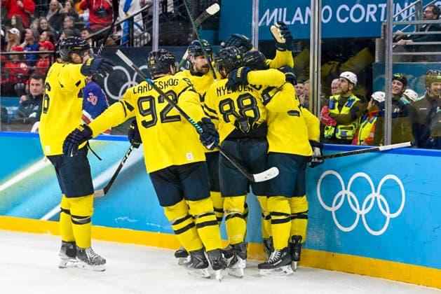 MILANO, ITALIEN 20260218 Tre kronor firar kvittering 1-1 av Mika Zibanejad under herrarnas kvartsfinal i ishockey mellan USA och Sverige i Santagiulia Arena under OS i Milano. *** Bilden ingar i SPORTPAKET. För övriga BETALBILD *** MILANO ITALIEN x10070x *** MILANO, ITALY 20260218 Three crowns celebrate Mika Zibanejads equalizer during the mens ice hockey quarterfinal between USA and Sweden at Santagiulia Arena during the Milan Olympics Picture in SPORTS PACKAGE For others PAY PICTURE MILANO ITALY x10070x  Copyright: xJessicaxGow TTx OS 2026 ISHOCKEY USA-SVERIGE KVARTSFINAL