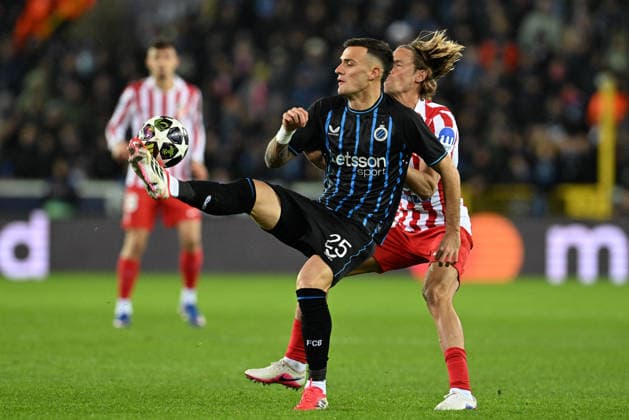 260218 Club Brugge vs Atletico Madrid Aleksandar Stankovic (25) of Club Brugge fighting for the ball with Marcos Llorente (14) of Atletico during the Uefa Champions League Knock Out play offs first leg in season 2025 - 2026 between Club Brugge KV and Atletico de Madrid on February 18 , 2026 in Brugge, Belgium. (Photo by David Catry Isosport) Brugge Belgium  Copyright: xDavidxCatryx 20260218DC2_1980