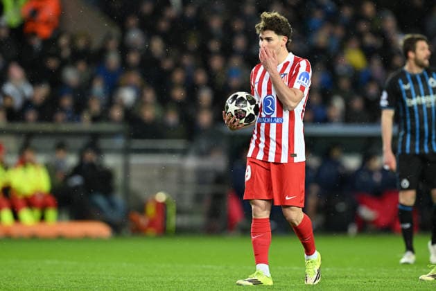 260218 Club Brugge vs Atletico Madrid Julian Alvarez (19) of Atletico steps up to take a penalty kick during the Uefa Champions League Knock Out play offs first leg in season 2025 - 2026 between Club Brugge KV and Atletico de Madrid on February 18 , 2026 in Brugge, Belgium. (Photo by David Catry Isosport) Brugge Belgium  Copyright: xDavidxCatryx 20260218DC2_2107