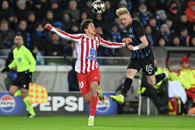 260218 Club Brugge vs Atletico Madrid Giuliano Simeone (20) of Atletico fighting for the ball with Joaquin Seys (65) of Club Brugge during the Uefa Champions League Knock Out play offs first leg in season 2025 - 2026 between Club Brugge KV and Atletico de Madrid on February 18 , 2026 in Brugge, Belgium. (Photo by David Catry Isosport) Brugge Belgium  Copyright: xDavidxCatryx 20260218DC2_2346
