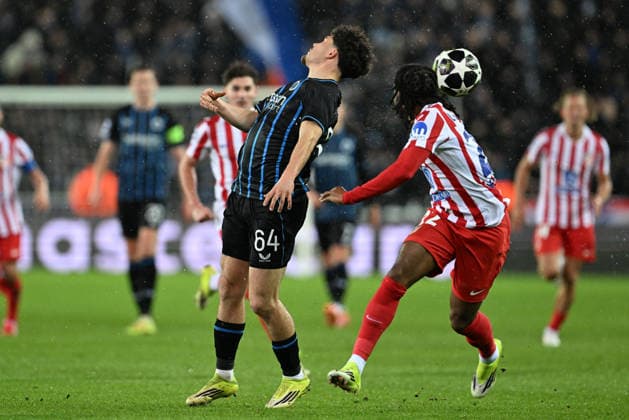 260218 Club Brugge vs Atletico Madrid Kyriani Sabbe (64) of Club Brugge fighting for the ball with Ademola Lookman (22) of Atletico during the Uefa Champions League Knock Out play offs first leg in season 2025 - 2026 between Club Brugge KV and Atletico de Madrid on February 18 , 2026 in Brugge, Belgium. (Photo by David Catry Isosport) Brugge Belgium  Copyright: xDavidxCatryx 20260218DC2_2600