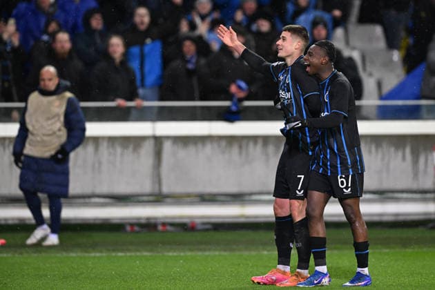 260218 Club Brugge vs Atletico Madrid Nicolo Tresoldi (7) of Club Brugge celebrates with Mamadou Diakhon (67) of Club Brugge after scoring the 2-2 equalizer goal during the Uefa Champions League Knock Out play offs first leg in season 2025 - 2026 between Club Brugge KV and Atletico de Madrid on February 18 , 2026 in Brugge, Belgium. (Photo by David Catry Isosport) Brugge Belgium  Copyright: xDavidxCatryx 20260218DC2_4311