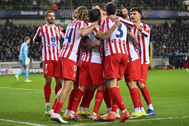 260218 Club Brugge vs Atletico Madrid Julian Alvarez (19) of Atletico celebrates with his teammates after scoring the 0-1 goal during the Uefa Champions League Knock Out play offs first leg in season 2025 - 2026 between Club Brugge KV and Atletico de Madrid on February 18 , 2026 in Brugge, Belgium. (Photo by David Catry Isosport) Brugge Belgium  Copyright: xDavidxCatryx 20260218DC2_2959