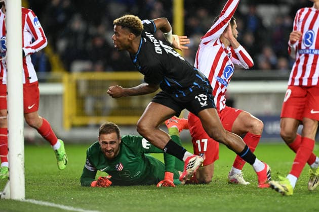 260218 Club Brugge vs Atletico Madrid Raphael Onyedika (15) of Club Brugge celebrates after scoring the 1-2 goal during the Uefa Champions League Knock Out play offs first leg in season 2025 - 2026 between Club Brugge KV and Atletico de Madrid on February 18 , 2026 in Brugge, Belgium. (Photo by David Catry Isosport) Brugge Belgium  Copyright: xDavidxCatryx 20260218DC2_3772