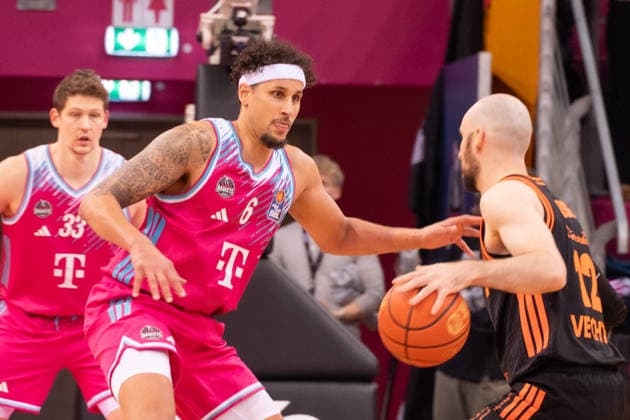 Deutschland: 1. Bundesliga Basketball easyCredit BBL 2025 2026 - Telekom Bonn vs SC RASTA Vechta - 21. Spieltag, 18.02.2026 - Telekom Dome (Bonn): In der Verteidigung Michael Kessens (Telekom Bonn, 6) Copyright: xOrhanxHabashx