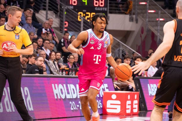 Deutschland: 1. Bundesliga Basketball easyCredit BBL 2025 2026 - Telekom Bonn vs SC RASTA Vechta - 21. Spieltag, 18.02.2026 - Telekom Dome (Bonn): am Ball Zachery Cooks (Telekom Bonn, 3) Copyright: xOrhanxHabashx