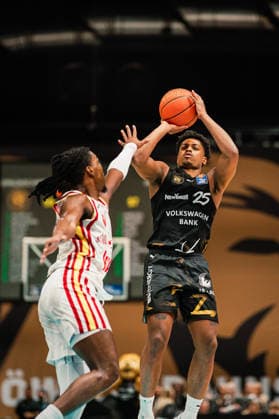 Easycredit BBL: Basketball Braunschweig Löwen - Fitness First Würzburger Baskets, 18.02.26 Grant Sherfield (Basketball Löwen Braunschweig, 25) wirft den Ball; Easycredit BBL: Basketball Braunschweig Löwen vs. Fitness First Würzburger Baskets am 18.02.2026 in der Volkswagen Halle, Braunschweig Copyright: xBEAUTIFULxSPORTS Tonhäuserx