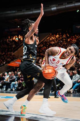 Easycredit BBL: Basketball Braunschweig Löwen - Fitness First Würzburger Baskets, 18.02.26 Marcus Carr (Würzburg Baskets, 5) gegen Chris Flanigan (Basketball Löwen Braunschweig, 30); Easycredit BBL: Basketball Braunschweig Löwen vs. Fitness First Würzburger Baskets am 18.02.2026 in der Volkswagen Halle, Braunschweig Copyright: xBEAUTIFULxSPORTS Tonhäuserx