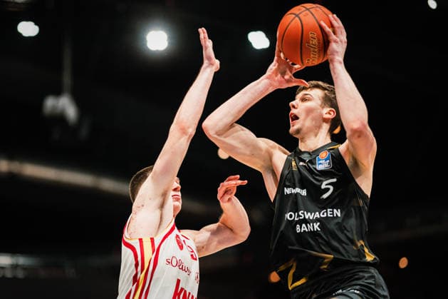 Easycredit BBL: Basketball Braunschweig Löwen - Fitness First Würzburger Baskets, 18.02.26 Luka ä?uka (Basketball Löwen Braunschweig, 5) gegen Christian Skladanowski (Würzburg Baskets, 19); Easycredit BBL: Basketball Braunschweig Löwen vs. Fitness First Würzburger Baskets am 18.02.2026 in der Volkswagen Halle, Braunschweig Copyright: xBEAUTIFULxSPORTS Tonhäuserx