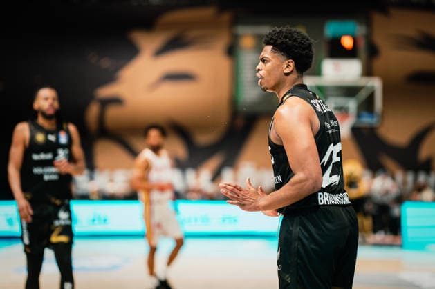 Easycredit BBL: Basketball Braunschweig Löwen - Fitness First Würzburger Baskets, 18.02.26 Grant Sherfield (Basketball Löwen Braunschweig, 25) beruhigt das Spiel; Easycredit BBL: Basketball Braunschweig Löwen vs. Fitness First Würzburger Baskets am 18.02.2026 in der Volkswagen Halle, Braunschweig Copyright: xBEAUTIFULxSPORTS Tonhäuserx