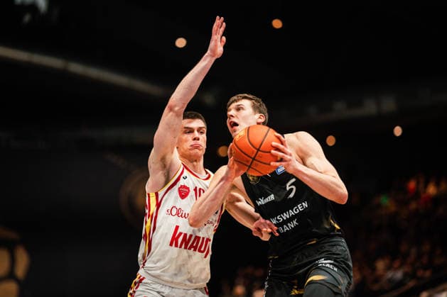 Easycredit BBL: Basketball Braunschweig Löwen - Fitness First Würzburger Baskets, 18.02.26 Luka ä?uka (Basketball Löwen Braunschweig, 5) gegen Christian Skladanowski (Würzburg Baskets, 19); Easycredit BBL: Basketball Braunschweig Löwen vs. Fitness First Würzburger Baskets am 18.02.2026 in der Volkswagen Halle, Braunschweig Copyright: xBEAUTIFULxSPORTS Tonhäuserx