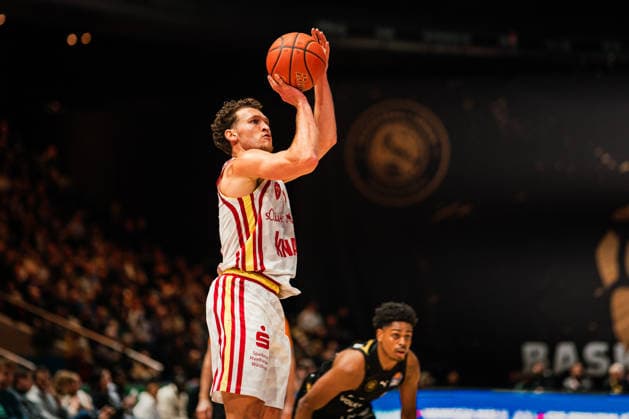 Easycredit BBL: Basketball Braunschweig Löwen - Fitness First Würzburger Baskets, 18.02.26 Braian Ivey (Würzburg Baskets, 11) wirft; Easycredit BBL: Basketball Braunschweig Löwen vs. Fitness First Würzburger Baskets am 18.02.2026 in der Volkswagen Halle, Braunschweig Copyright: xBEAUTIFULxSPORTS Tonhäuserx
