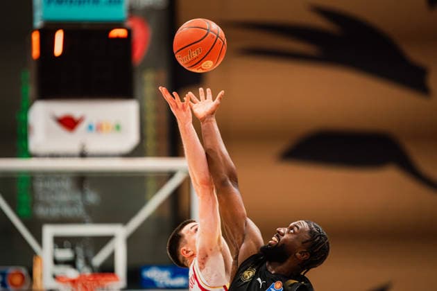 Easycredit BBL: Basketball Braunschweig Löwen - Fitness First Würzburger Baskets, 18.02.26 Der Tip-off, Christian Skladanowski (Würzburg Baskets, 19) und Oladapo Shittu (Basketball Löwen Braunschweig, 45); Easycredit BBL: Basketball Braunschweig Löwen vs. Fitness First Würzburger Baskets am 18.02.2026 in der Volkswagen Halle, Braunschweig Copyright: xBEAUTIFULxSPORTS Tonhäuserx