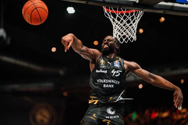 Easycredit BBL: Basketball Braunschweig Löwen - Fitness First Würzburger Baskets, 18.02.26 Oladapo Shittu (Basketball Löwen Braunschweig, 45) klärt den Ball; Easycredit BBL: Basketball Braunschweig Löwen vs. Fitness First Würzburger Baskets am 18.02.2026 in der Volkswagen Halle, Braunschweig Copyright: xBEAUTIFULxSPORTS Tonhäuserx