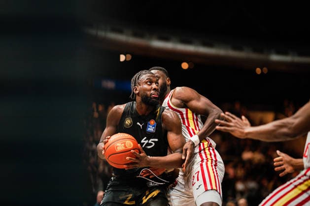 Easycredit BBL: Basketball Braunschweig Löwen - Fitness First Würzburger Baskets, 18.02.26 Oladapo Shittu (Basketball Löwen Braunschweig, 45) gegen Eddy Edigin Jr. (Würzburg Baskets, 27); Easycredit BBL: Basketball Braunschweig Löwen vs. Fitness First Würzburger Baskets am 18.02.2026 in der Volkswagen Halle, Braunschweig Copyright: xBEAUTIFULxSPORTS Tonhäuserx