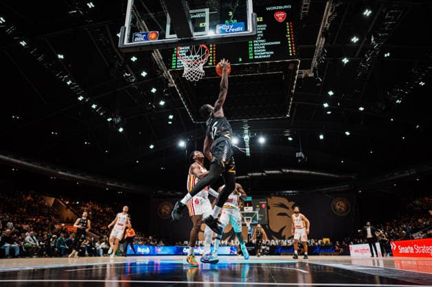 Easycredit BBL: Basketball Braunschweig Löwen - Fitness First Würzburger Baskets, 18.02.26 Oladapo Shittu (Basketball Löwen Braunschweig, 45) wirft den Ball; Easycredit BBL: Basketball Braunschweig Löwen vs. Fitness First Würzburger Baskets am 18.02.2026 in der Volkswagen Halle, Braunschweig Copyright: xBEAUTIFULxSPORTS Tonhäuserx