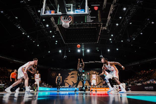 Easycredit BBL: Basketball Braunschweig Löwen - Fitness First Würzburger Baskets, 18.02.26 Oladapo Shittu (Basketball Löwen Braunschweig, 45) wirft; Easycredit BBL: Basketball Braunschweig Löwen vs. Fitness First Würzburger Baskets am 18.02.2026 in der Volkswagen Halle, Braunschweig Copyright: xBEAUTIFULxSPORTS Tonhäuserx