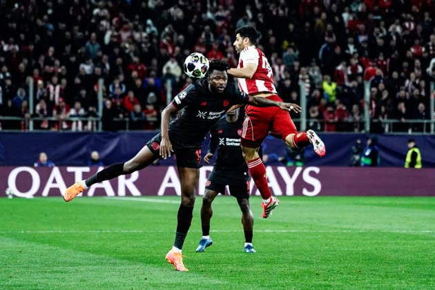 Olympiacos v Bayer Leverkusen - UEFA Champions League PIRAEUS, GREECE - FEBRUARY 18: Olympiacos player Mehdi Taremi in action with Bayer Leverkusen player Edmond Tapsoba during the UEFA Champions League match between Olympiacos Piraeus and Bayer Leverkusen for the 2025-26 season at Karaiskaki Stadium in Piraeus, Greece, on February 18, 2026. Andreas Papakonstantinou Anadolu Piraeus Greece. Editorial use only. Please get in touch for any other usage.  Copyright: x2026xAnadoluxAndreasxPapakonstantinoux