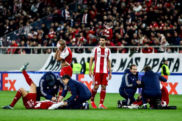 Olympiacos v Bayer Leverkusen - UEFA Champions League PIRAEUS, GREECE - FEBRUARY 18: Olympiacos player Lorenzo Pirola receives medical attention after suffering a head injury during the UEFA Champions League match between Olympiacos Piraeus and Bayer Leverkusen for the 2025-26 season at Karaiskaki Stadium in Piraeus, Greece, on February 18, 2026. Andreas Papakonstantinou Anadolu Piraeus Greece. Editorial use only. Please get in touch for any other usage.  Copyright: x2026xAnadoluxAndreasxPapakonstantinoux