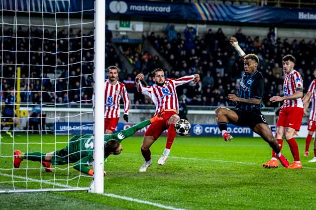 Atletico de Madrid goalkeeper Jan Oblak, Club Brugge midfielder Raphael Onyedika, during the match Club Brugge KV vs Atletico de Madrid at the Jan Breydelstadion for the Champions League - KO play-offs - 1st leg season 2025-2026 in BRUGGE, Belgium on 18 february 2026. (Photo by Stefan Koops EYE4IMAGES DeFodi Images) -