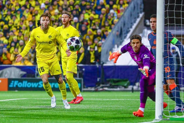 Football, Champions League 2025 2026 Bodo Glimt Inter 3 1 Bodo 20260218 Bodo Glimts Fredrik Andre Bjorkan and Kasper Hogh and Inters Yann Sommer during the Champions League football match between Bodo Glimt and Inter at Aspmyra Stadium Photo Mats Torbergsen NTB Bodo Norway EDITORIAL USE ONLY RESTRICTED USE FOR BETTING COMPANIES  Copyright: xMatsxTorbergsenx xNTBx