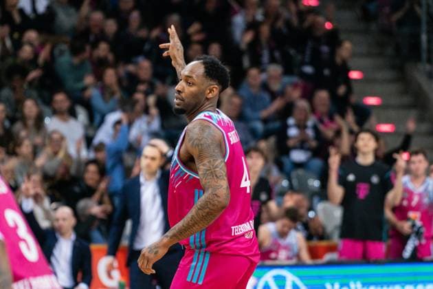 Szene mit Jeff Garrett Jr. (4; Telekom Baskets Bonn) auf dem Spielfeld im Spiel zwischen Telekom Baskets Bonn und RASTA Vechta am 21. Spieltag der EasyCredit BBL in Bonn. Jeff Garrett Jr. (4; Telekom Baskets Bonn) auf dem Spielfeld