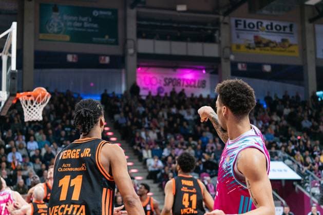 Spielaktion mit Alijah Comithier (2, Telekom Baskets Bonn) , Alonzo Verge Jr. (11; Rasta Vechta) und Lloyd Pandi (41; Rasta Vechta) im Spiel zwischen Telekom Baskets Bonn und RASTA Vechta am 21. Spieltag der EasyCredit BBL in Bonn. Spielaktion mit Alijah Comithier (2, Telekom Baskets Bonn) und Alonzo Verge Jr. (11; Rasta Vechta)