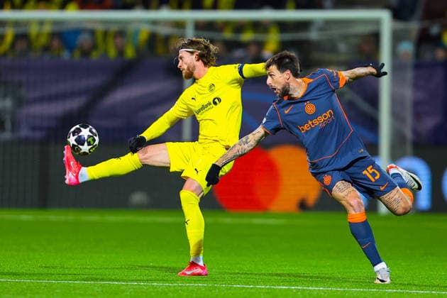 Football, Champions League 2025 2026 Bodo Glimt Inter Bodo 20260218 Bodo Glimt s Kasper Hogh and Inter s Francesco Acerbi in the Champions League football match between Bodo Glimt and Inter at Aspmyra Stadium Photo Thomas Andersen NTB Bodo Norway EDITORIAL USE ONLY RESTRICTED USE FOR BETTING COMPANIES  Copyright: xThomasxAndersenx xNTBx