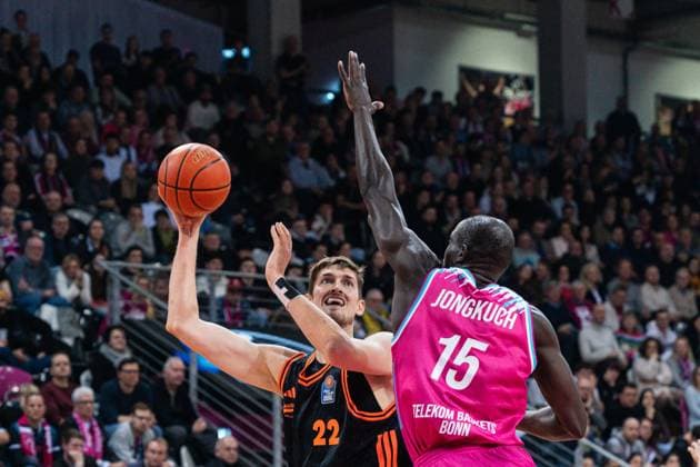Spielaktion mit Tibor Pleiss (22; Rasta Vechta) und Kur Jongkuch (15, Telekom Baskets Bonn) im Spiel zwischen Telekom Baskets Bonn und RASTA Vechta am 21. Spieltag der EasyCredit BBL in Bonn. Spielaktion mit Tibor Pleiss (22; Rasta Vechta) und Kur Jongkuch (15, Telekom Baskets Bonn)