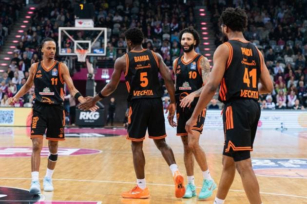 Szene mit Tevin Brown (10; Rasta Vechta), Alonzo Verge Jr. (11; Rasta Vechta), TJ Bamba (5; Rasta Vechta) und Lloyd Pandi (41; Rasta Vechta) auf dem Spielfeld im Spiel zwischen Telekom Baskets Bonn und RASTA Vechta am 21. Spieltag der EasyCredit BBL in Bonn. Spielaktion mit Tevin Brown (10; Rasta Vechta) und Alonzo Verge Jr. (11; Rasta Vechta)