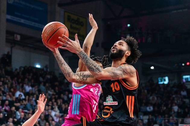 Spielaktion mit Tevin Brown (10, Rasta Vechta) und Alijah Comithier (2, Telekom Baskets Bonn) in engem Duell im Spiel zwischen Telekom Baskets Bonn und RASTA Vechta am 21. Spieltag der EasyCredit BBL in Bonn. Spielaktion mit Tevin Brown (10, Rasta Vechta)
