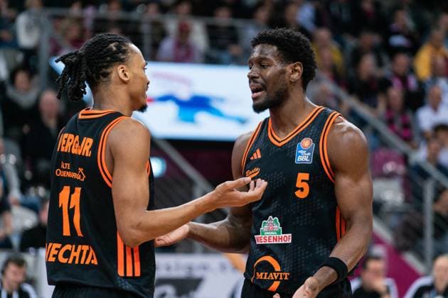 Szene mit TJ Bamba (5; Rasta Vechta) und Alonzo Verge Jr. (11; Rasta Vechta) in schwarzen Trikots im Spiel zwischen Telekom Baskets Bonn und RASTA Vechta am 21. Spieltag der EasyCredit BBL in Bonn. Szene mit TJ Bamba (5; Rasta Vechta) und Alonzo Verge Jr. (11; Rasta Vechta)