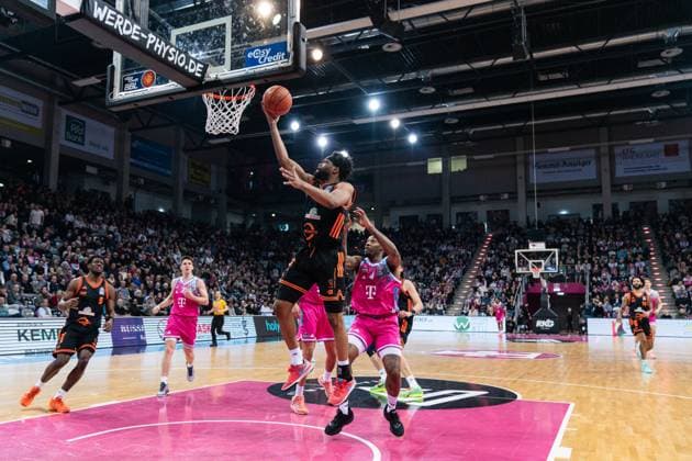 Spielaktion mit Lloyd Pandi (41, Rasta Vechta), TJ Bamba (5; Rasta Vechta) am Korb im Spiel zwischen Telekom Baskets Bonn und RASTA Vechta am 21. Spieltag der EasyCredit BBL in Bonn. Spielaktion mit Lloyd Pandi (41, Rasta Vechta)