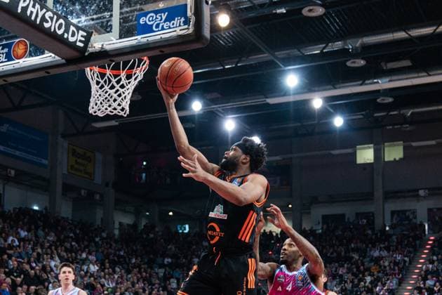 Spielaktion mit Lloyd Pandi (41; Rasta Vechta) und Grayson Murphy (7; Telekom Baskets Bonn) am Korb im Spiel zwischen Telekom Baskets Bonn und RASTA Vechta am 21. Spieltag der EasyCredit BBL in Bonn. Lloyd Pandi (41; Rasta Vechta) mit Wurfversuch