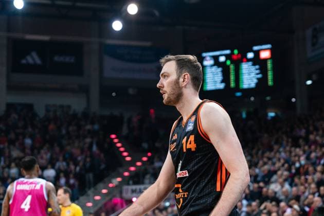 Szene mit Philipp Herkenhoff (14; Rasta Vechta) und Jeff Garrett Jr. (4; Telekom Baskets Bonn) im Spiel zwischen Telekom Baskets Bonn und RASTA Vechta am 21. Spieltag der EasyCredit BBL in Bonn. Szene mit Philipp Herkenhoff (14; Rasta Vechta) und Jeff Garrett Jr. (4; Telekom Baskets Bonn)