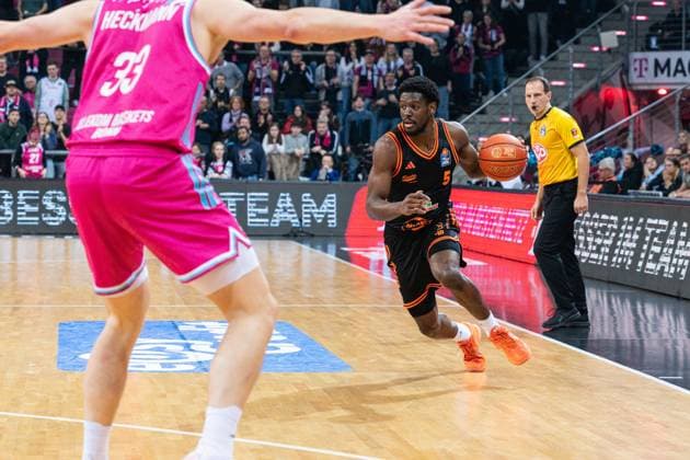 Spielaktion mit TJ Bamba (5; Rasta Vechta) auf dem Spielfeld im Spiel zwischen Telekom Baskets Bonn und RASTA Vechta am 21. Spieltag der EasyCredit BBL in Bonn. TJ Bamba (5; Rasta Vechta) mit Ball in Aktion